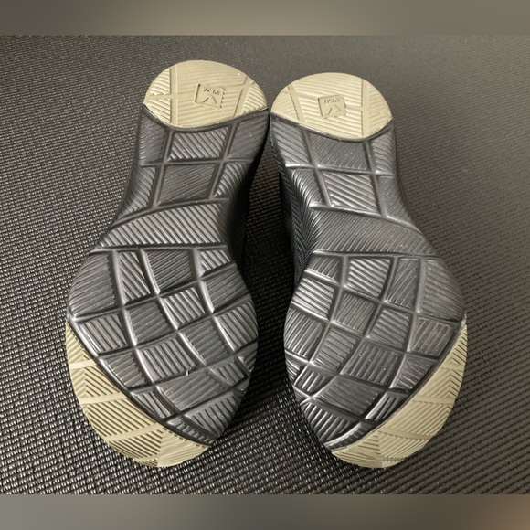 NIB Veja impala training shoes W7.5 - Picture 5 of 7